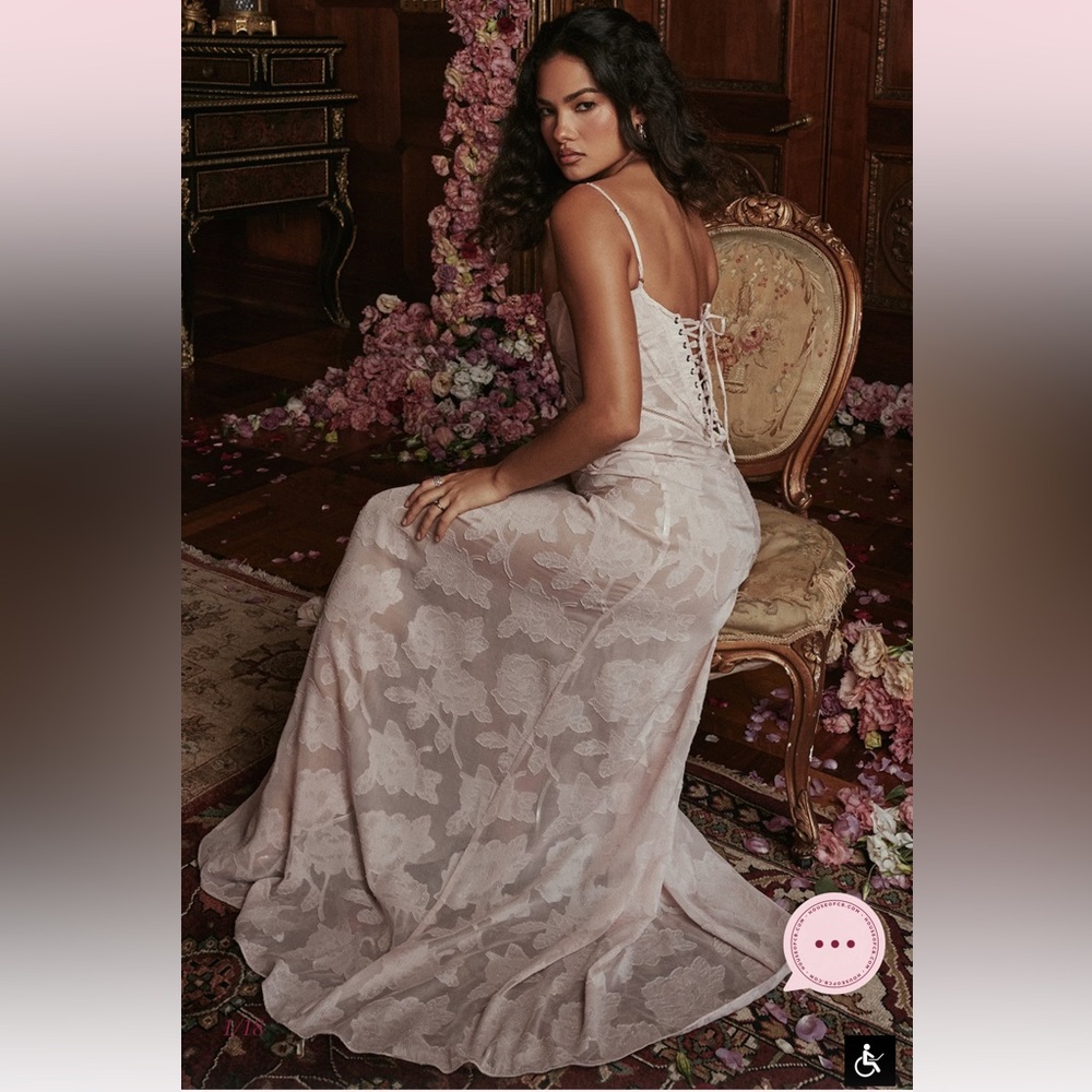 HOUSE OF CB ‘Seren’ Soft Pink Floral Lace Back Maxi Dress - Picture 3 of 7